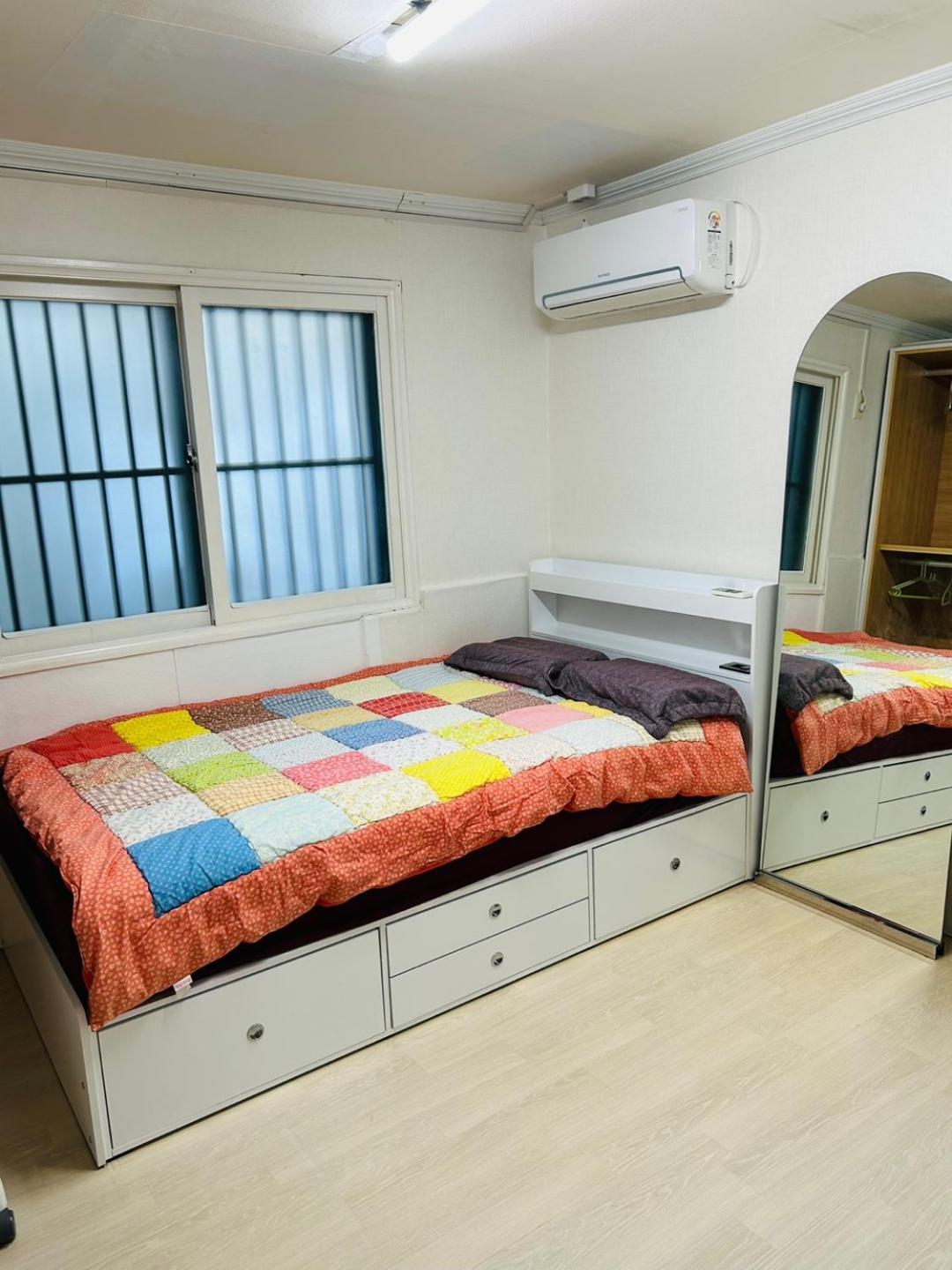 Affordable And Cozy Near Nakseongdae Station Apartment